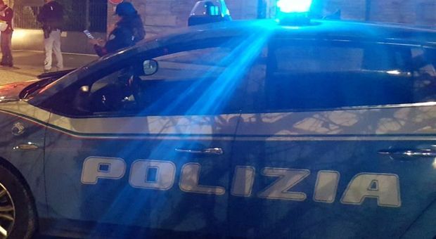 Ancona, scarpe del figlio sul pianerottolo: scoppia la rissa tra le vicine di casa