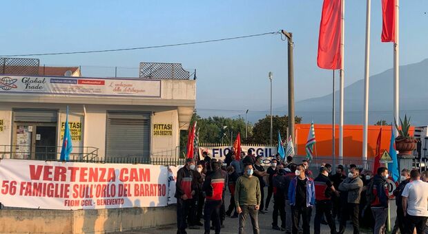 Cam, stop produzione: protesta degli operai, una giornata di sit in