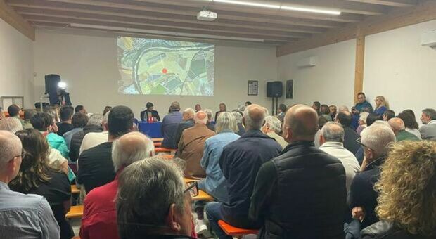 Don Vinicio sulla centrale: «La valle non si tocca». In oltre 300 all’assemblea organizzata a San Marco