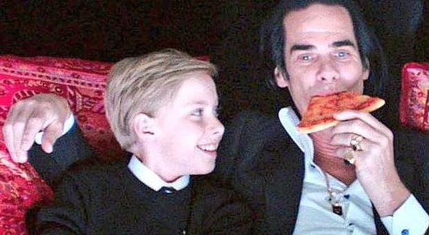 Dramma per Nick Cave, il figlio Arthur muore a 15 anni: caduto da una scogliera