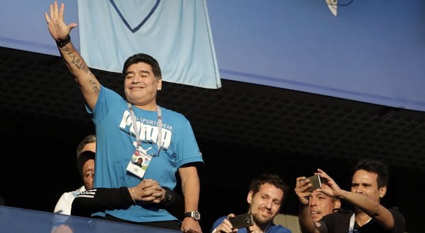Maradona promette una ricompensa a chi troverà l'autore degli audio che lo davano per morto