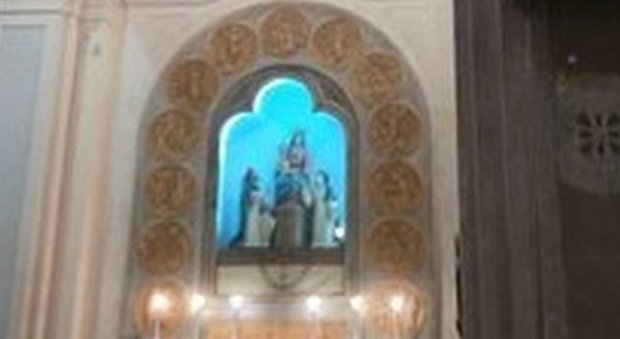 Ancona, ragazza di 30 anni nuda in chiesa prega sull’altare. Choc tra i fedeli: «Se mi toccate vi denuncio»
