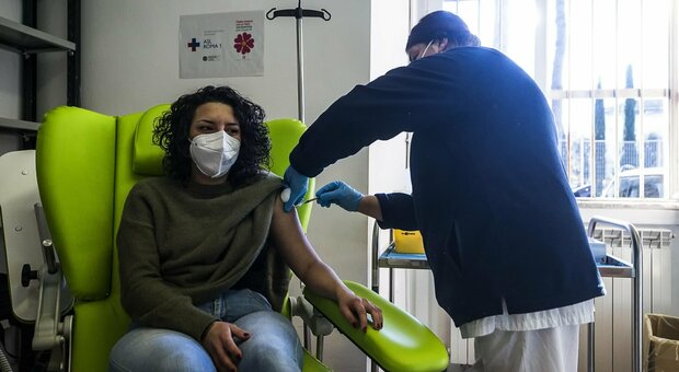 Vaccino Covid a Napoli, verifiche su cinquemila sanitari che hanno «disertato» la dose