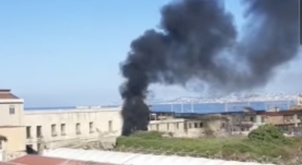 Incendio a Ercolano, nube di fumo nero e una denuncia: «È amianto sversato e mai rimosso»