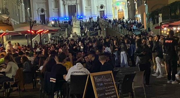 In piazza del Papa nonostante il Daspo: denunciata l’irriducibile della movida