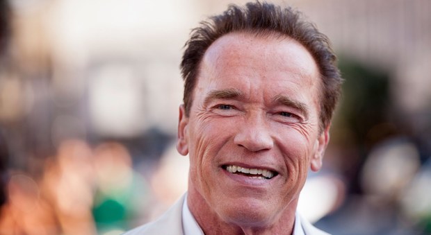 Arnold Schwarzenegger confessa: "Quando mi guardo allo specchio vomito"