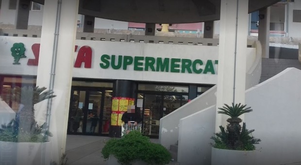 Nigeriano sventa rapina al supermercato e fa arrestare il bandito: il titolare lo assume