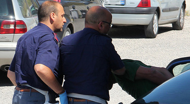 Portavano in Italia 2 minori egiziani Arrestata coppia di passeur