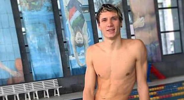 Manuel Bortuzzo torna a nuotare e promette: «Tra dieci anni torno in piedi»