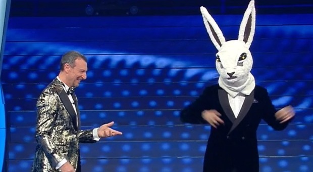 Sanremo 2020: Fiorello entra vestito da Coniglio, poi si toglie la maschera: «Sono Maria De Filippi»