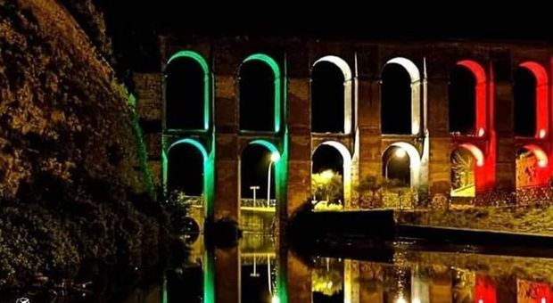 Le arcate dell'acquedotto illuminate