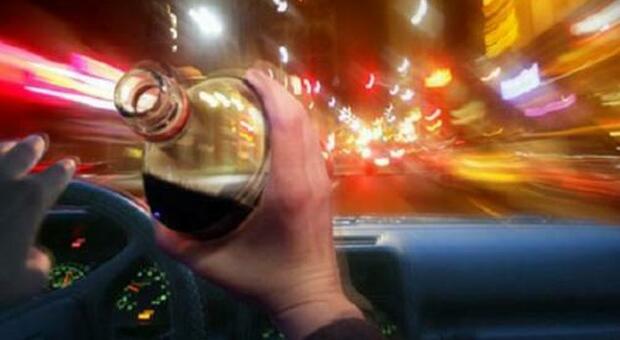 Drogato e ubriaco alla guida, nell'auto una giovane cubana: denunciato a Napoli
