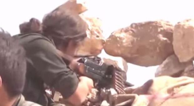 Isis, la voce di due italiani tra i combattenti curdi a Kobane VIDEO