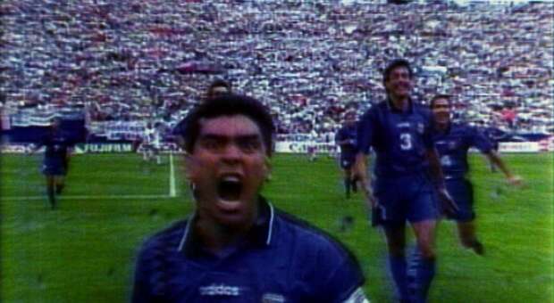 L'urlo di Maradona dopo il gol alla Grecia al Mondiale del 1994: pochi giorni dopo fu squalificato