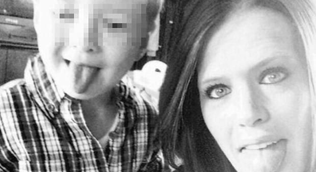 Usa, sviene dopo aver assunto droga e il figlio di 3 anni muore di freddo: per lei niente carcere