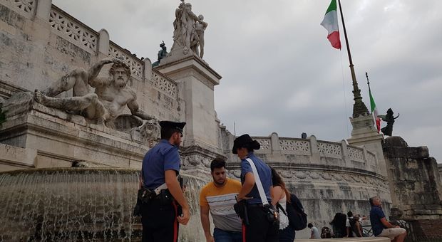 Roma, 3 Daspo e multe per quasi 50mila euro: weekend di controlli anti-abusivismo al Colosseo