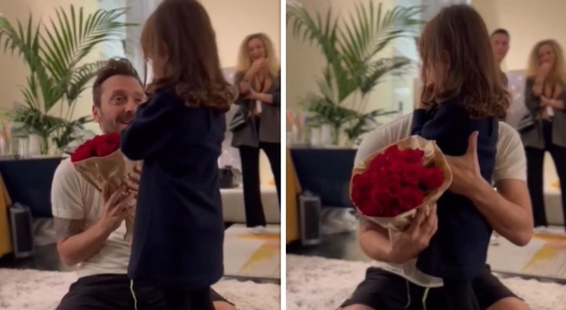 Cesare Cremonini, la giovane fan porta le rose in camerino: il video emozionante