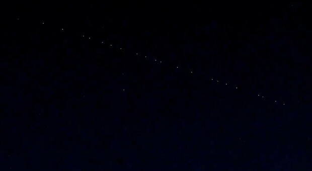 Trenino satelliti Starlink, le luci in fila che hanno illuminato il cielo questa sera (anche in Italia)