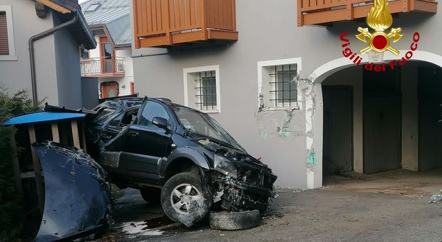 Incidente ad Asiago. Perde il controllo dell'auto che finisce contro il muro di una casa, impatto violentissimo: conducente ferito