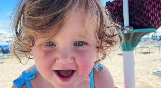 Bimba ingoia tappo di bottiglia: morta soffocata a un anno e mezzo. L'elisoccorso per il trasporto in ospedale bloccato da un'avaria