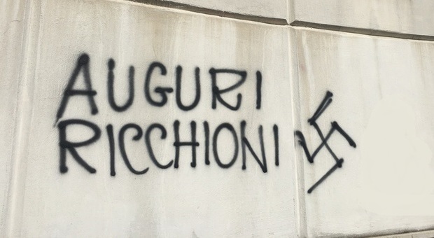 Choc a Giugliano: scritte omofobe nella piazza del Municipio durante la celebrazione di un'unione civile