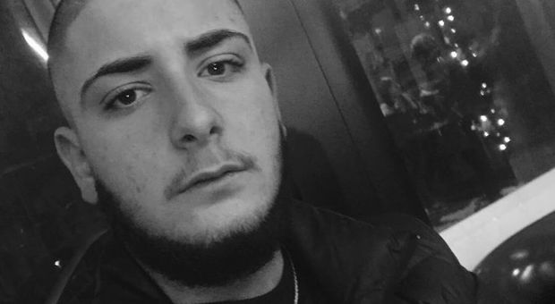 Omicidio nel Napoletano: 18enne freddato con quattro colpi, ferito un amico di 16 anni