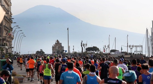 Neapolis Marathon, il sindaco Manfredi e il maestro Lello Esposito presentano la nuova medaglia
