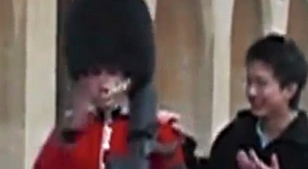 Il turista infastidisce una guardia della Regina: il soldato gli punta il fucile