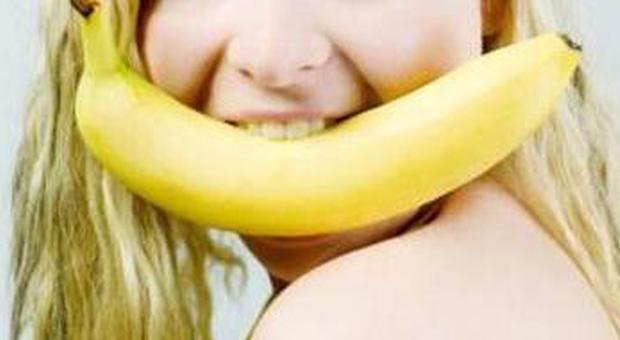 "Le piacciono le bananone": studentessa nei guai per allusione piccante sulla prof