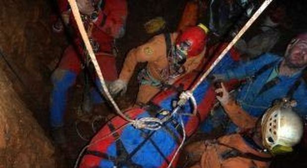 Cade in grotta: speleologo ferito e prigioniero a 200 metri di profondità