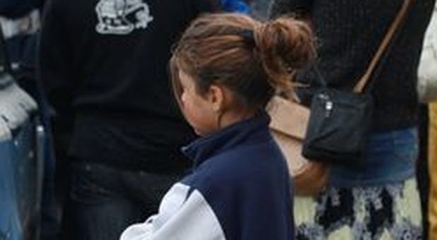 Ragazza rom «usa» la figlia di 10 anni per chiedere l'elemosina davanti alla chiesa nel Napoletano: denunciata