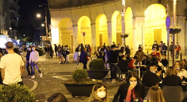 Caserta, la movida irresponsabile: folla in strada e poche mascherine