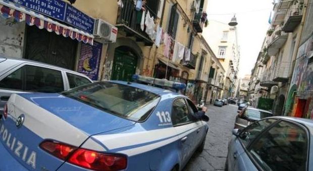Giallo a Napoli: donna trovata morta in vasca con un taglio alla gola e il phon nell'acqua