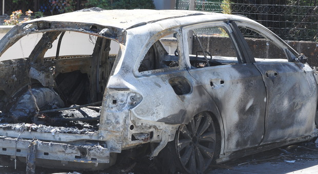 Bruciata la Mercedes del primario Sabatino Trotta: la pista è dolosa