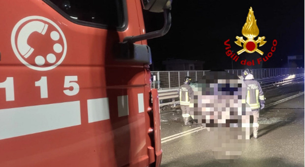 Scontro frontale tra auto a Barberino di Mugello, tre morti e un ferito. I veicoli hanno preso fuoco