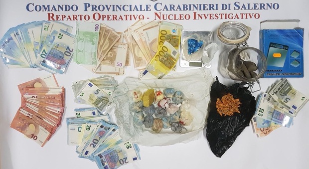Salerno, nascondevano nei barattoli sotterrati nel giardino cocaina, eroina e crack: arrestati