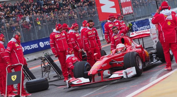 Un'esibizione della Ferrari di F1 nella mitica Area 48