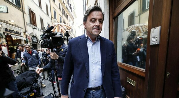 Governo, Calenda a Renzi: «Caro Matteo, una buffonata finire la crisi con il Conte 3»