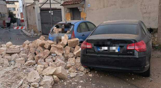 Crolla un casolare vicino al teatro: auto distrutte e tragedia sfiorata