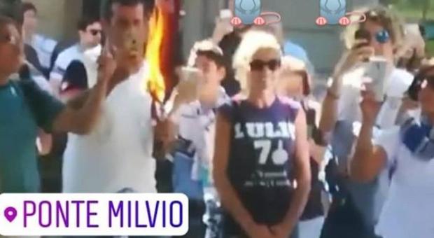Derby, i tifosi biancolecesti bruciano la bandiera della Roma a Ponte Milvio