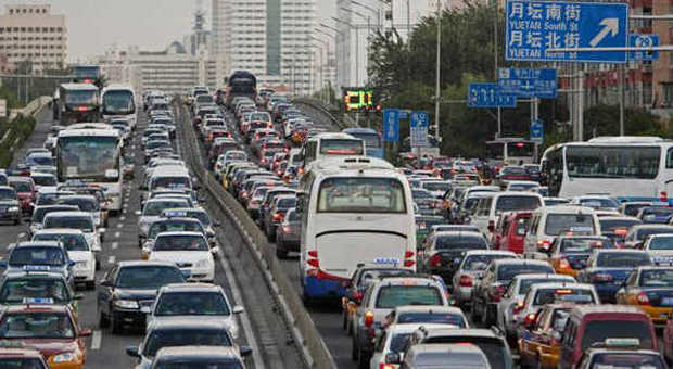 La strada di una città cinese intasata di traffico