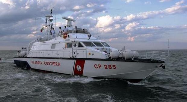 San Benedetto, si sente male 13 miglia al largo: marinaio stabilizzato con l'assistenza telefonica e salvato dalla motovedetta