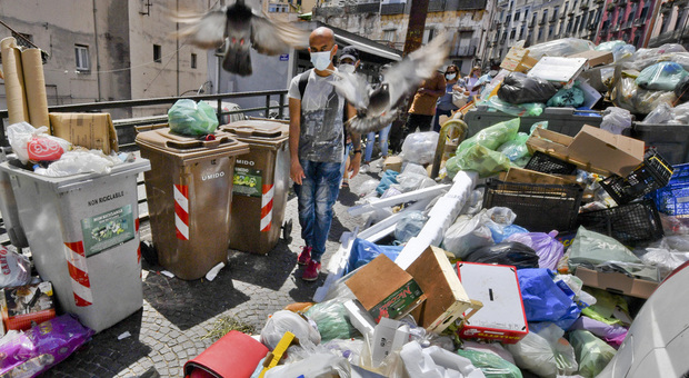 Sciopero dei rifiuti a Napoli, resta a terra il 50% dei sacchetti