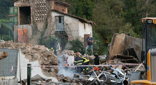 Esplosione a Lucca, un morto e 3 feriti: «Forse fuga di gas». Salvata una donna incinta, si cercano altri dispersi