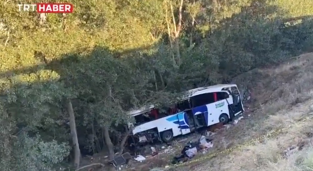 Incidente choc, il bus perde il controllo e finisce nel burrone: volo di 30 metri, almeno 12 morti e 19 feriti