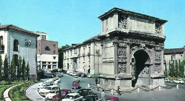 Un'immagine d'archivio dell'Arco Traiano negli anni '70