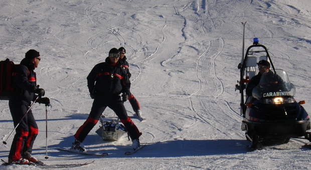 Assalto alla piste, raffica di incidenti sugli sci: in un giorno 16 feriti