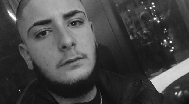 Napoli, sparatoria: 18enne ucciso con quattro colpi, ferito uno dei suoi amici