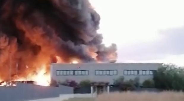 Maxi incendio alla Loas di Aprilia, il sindaco: "I residenti chiudano subito le finestre"