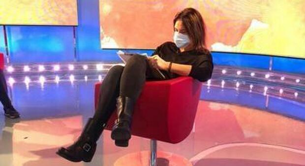 Paola Perego positiva al covid, ma ieri in studio indossava comunque doppia mascherina